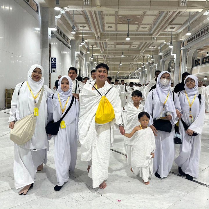 <p>Presenter ternama Irfan Hakim dikaruniai 5 orang anak yang sangat berprestasi, Bunda. Mereka adalah Aisha Maydina, Si Kembar Rakana Hamik dan Raina Hakim, Chafidz Djalu Hakim, dan Dzaki. Selain mendalami ilmu agama, beberapa dari mereka juga ahli dalam olahraga berkuda, lho.  (Foto: Instagram: @irfanhakim75)</p>