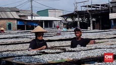 FOTO: Produksi Ikan Asin Cilincing di Tengah Cuaca Tak Menentu