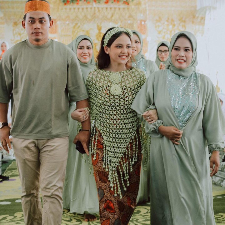 <p>Diketahui, prosesi pengajian dalam siramannya disiarkan langsung dalam channel YouTube pribadi Putri. Selama acara berlangsung, suasana haru menyelimuti Putri dan saudaranya yang menggantikan peran orang tua karena sudah berpulang.(Foto: Instagram @da4_putri03)<br /><br /><br /></p>