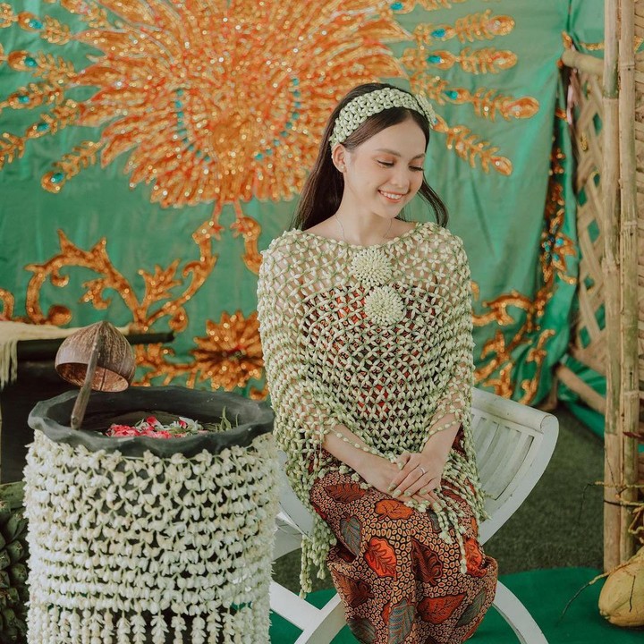 <p>Dari potret-potret yang dibagikan pula, pernikahan Putri memiliki kesan yang cukup mewah. Semuanya terlihat bernuansa serba emas, nih. (Foto: Instagram @da4_putri03)<br /><br /><br /></p>