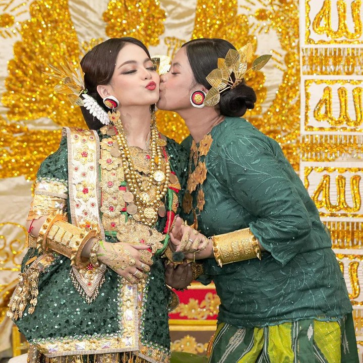 <p>Putri Isnari atau yang akrab dikenal sebagai Putri DA, merupakan jebolan ajang pencarian bakat yang akan mengakhiri masa lajang dan diperistri oleh sang kekasih bernama Abdul Aziz. (Foto: Instagram @da4_putri03)<br /><br /><br /></p>