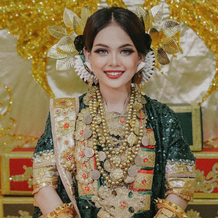 <p>Sejak beberapa waktu yang lalu, Putri membagikan beberapa momen persiapan pernikahan. Melalui akun Instagram pribadi, perempuan berusia 20 tahun ini sudah menggelar acara pengajian dan siraman, Bunda. (Foto: Instagram @da4_putri03)<br /><br /><br /></p>
