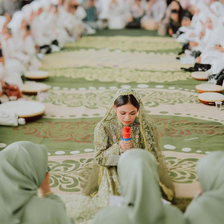 <p>Saat meminta restu, ia tak kuasa menahan tangis. Putri juga mengucapkan terima kasih kepada adik dan kakaknya yang selalu memberikan dukungan dan menjaganya. "Putri mohon maaf jika selama ini Putri masih lakukan banyak kesalahan. Maafkan segala salah Putri selama ini karena belum menjadi adik yang berbakti sepenuhnya. Dan, awa, maaf Putri belum jadi kakak terbaik buat awa," ungkap Putri.(Foto: Instagram @da4_putri03)<br /><br /><br /></p>