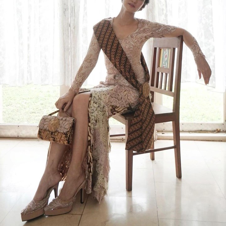 <p>Salah satu pemain film <em>Mencari Raden Saleh</em>, Atiqah Hasiholan, mengunggah potret dirinya dalam balutan kebaya brokat putih gading. Selendang batik bermotifkan parang rusak membuat tampilan ibu satu anak ini semakin memukau(Foto: Instagram @atiqahhasiholan)</p>