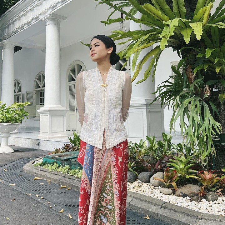 <p>Style kebaya Maudy Ayunda yang satu ini simpel dan cocok untuk dijadikan outfit untuk datang ke berbagai jenis acara. (Foto: Instagram @maudyayunda)</p>