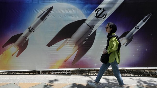 Seorang pejabat senior Iran mengatakan Teheran belum memiliki rencana untuk membalas serangan Israel sesegera mungkin.