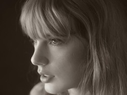 Swifties Bisa Nangis Sih, Gitar Bertanda Tangan Taylor Swift Dihancurkan!