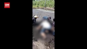 VIDEO: Terobos Jembatan Putus, Pasutri Tewas Diterjang Banjir Lahar