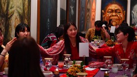 Pemain Red Sparks Pakai Kebaya dan Asyik Joget Dangdut