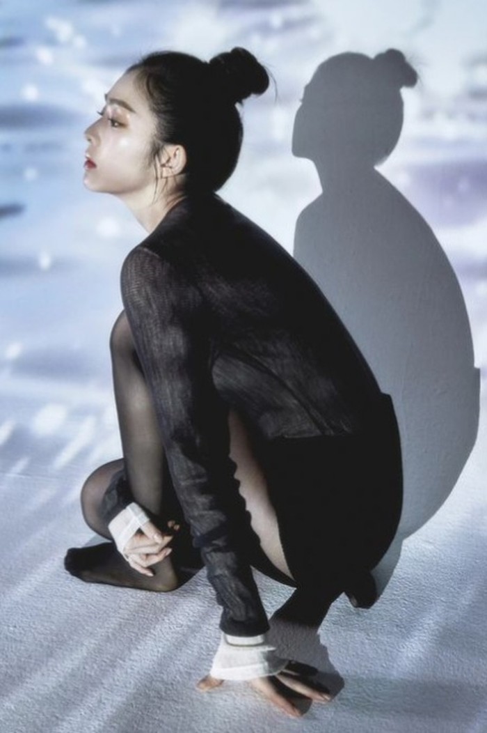 Beragam potret Irene di pameran ini, juga ditawarkan dalam album foto yang disajikan dengan berbagai versi. Nah, kira-kira kamu mau datang ke pameran atau beli album fotonya saja nih, Beauties?/Foto: instagram.com/redvelvet.smtown