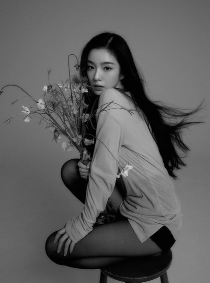Berbanding terbalik dengan konsep sebelumnya, Irene berpose dengan wajah datar yang terkesan dingin dalam konsep foto satu ini./Foto: instagram.com/redvelvet.smtown