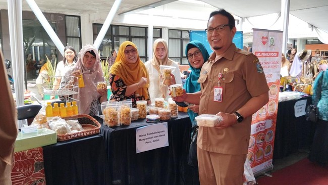 BRI hadir menyediakan akses pembiayaan melalui program KUR Mikro yang membantu para pelaku usaha mikro terkait pendanaan, pendampingan, hingga pelatihan.
