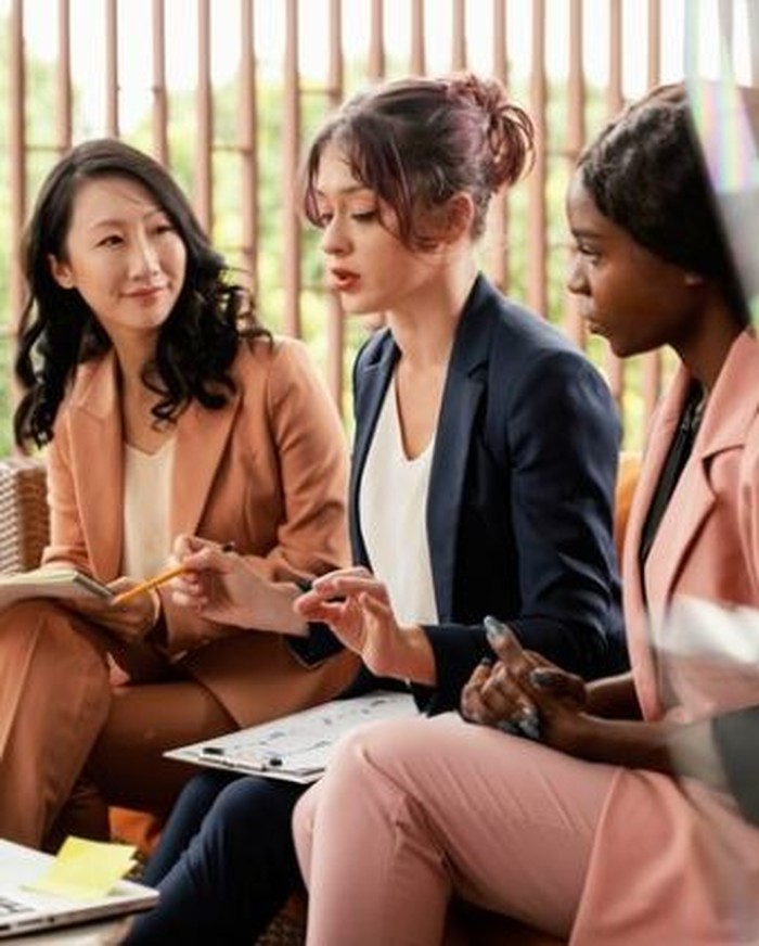 Tips Berbisnis Bareng Sahabat Biar Nggak Saling Baper!