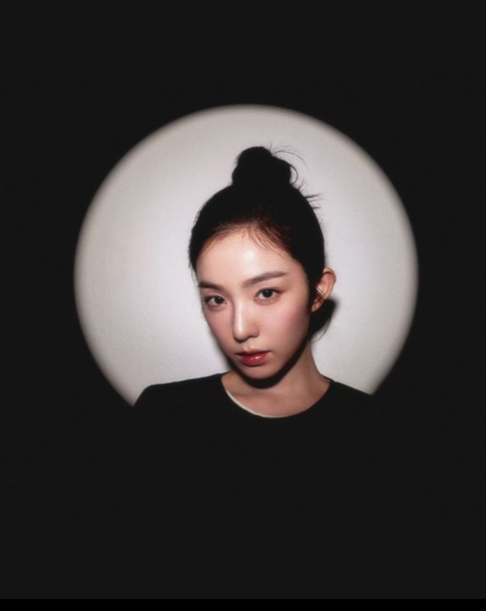 Dengan rambut disanggul dan latar hitam, Irene menatap tajam ke kamera yang semakin menunjukkan kesan tegas dari leader Red Velvet ini./Foto: instagram.com/redvelvet.smtown