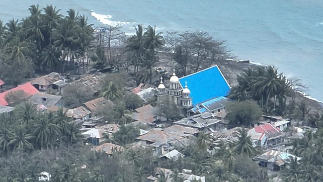Salah satu warga Yuki Pakerendehang mengatakan bahwa rumah warga yang berada di kampungnya tidak dapat ditinggali lagi setelah erupsi Gunung Ruang.