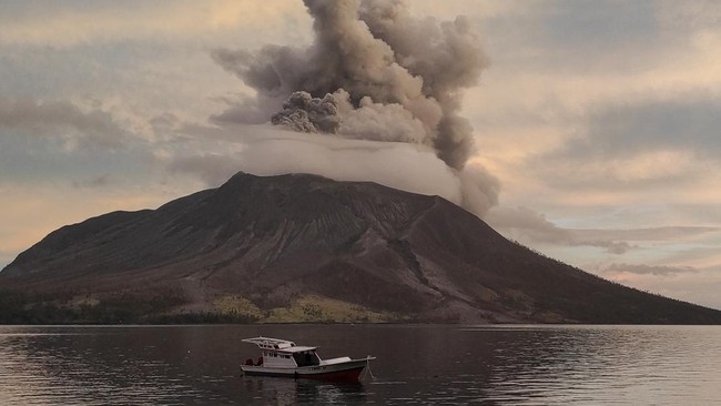 Para pengungsi juga masih dilarang memasuki Kampung Pumpente dan Laingpatehi yang jaraknya tak jauh dari Gunung Ruang.