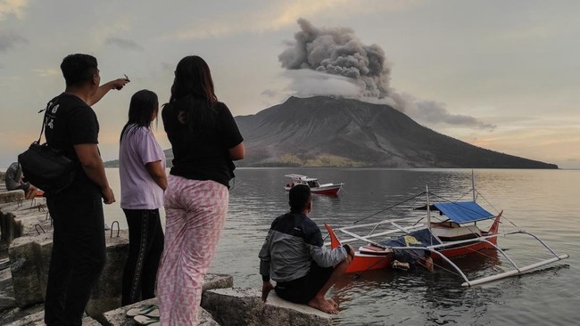 Lebih dari 5.000 orang mengungsi imbas dari erupsi Gunung Ruang, Kabupaten Sitaro, Sulawesi Utara. Jumlah ini termasuk bayi dan ibu hamil.