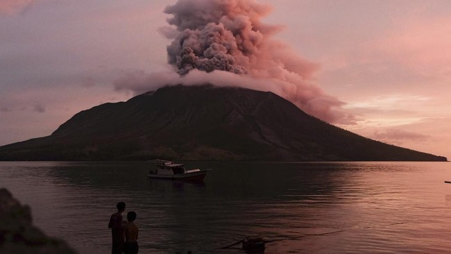 Penutupan Bandara Sam Ratulangi Manado diperpanjang hingga Senin (22/4) besok akibat dari dampak erupsi Gunung Ruang Sulawesi Utara.