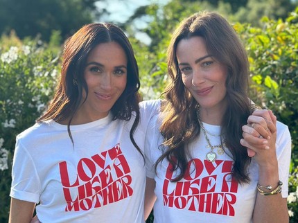 Meriahkan Hari Ibu, Meghan Markle Kompak Kenakan Kaos 'Love Like a Mother' Bareng Sahabat