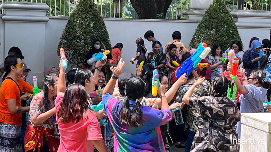 Perang Air di Songkran Festival Khas Thailand di Jakarta Perang Air di Songkran Festival Khas Thailand di Jakarta