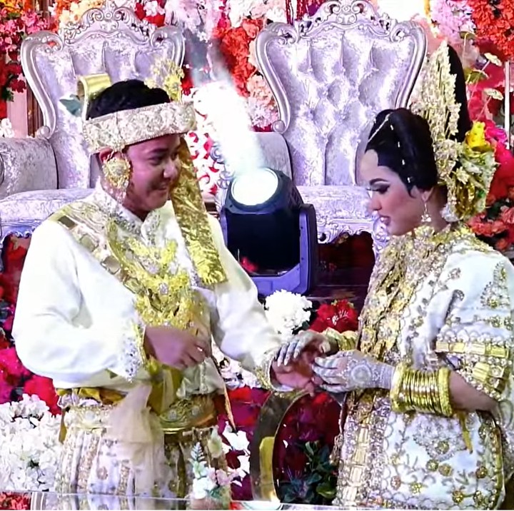 <p>Abdul Azis dan Putri DA kemudian saling memakaikan cincin di jari manis mereka masing-masing. (Foto: YouTube Putri Isnari)</p>