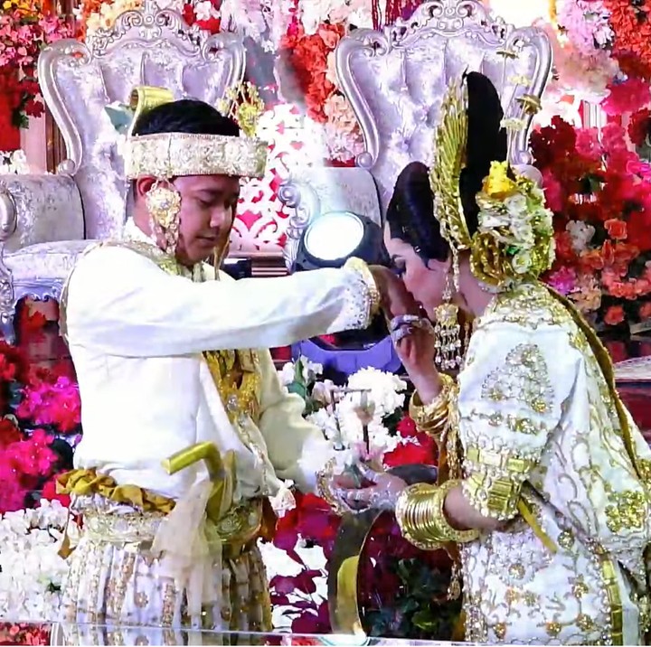 <p>Sesampainya di tempat pelaminan, Putri Isnari mencium tangan pria yang kini telah menjadi suaminya. (Foto: YouTube Putri Isnari)</p>