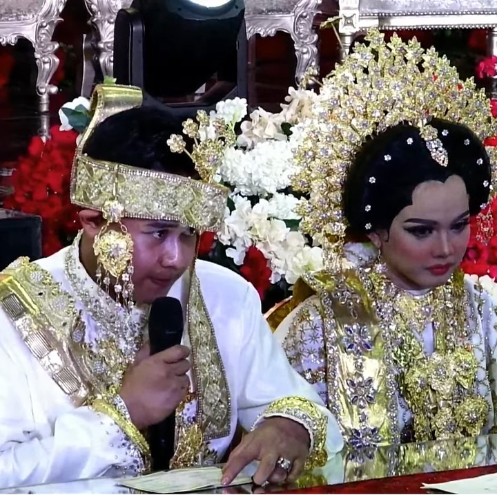 <p>Putri Isnari jebolan <em>Dangdut Academy</em> resmi menikah. Ia dipersunting pengusaha batu bara Abdul Azis di Kalimantan Timur, Sabtu (20/4/24). (Foto: YouTube Putri Isnari)</p>