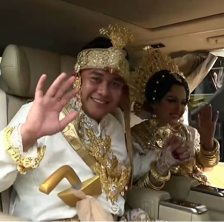 <p>Setelah resmi menikah, Putri DA dan Abdul Azis menaiki mobil untuk menuju pelaminan. Keduanya tampak memamerkan senyum semringah usai menjadi suami istri. (Foto: YouTube Putri Isnari)</p>