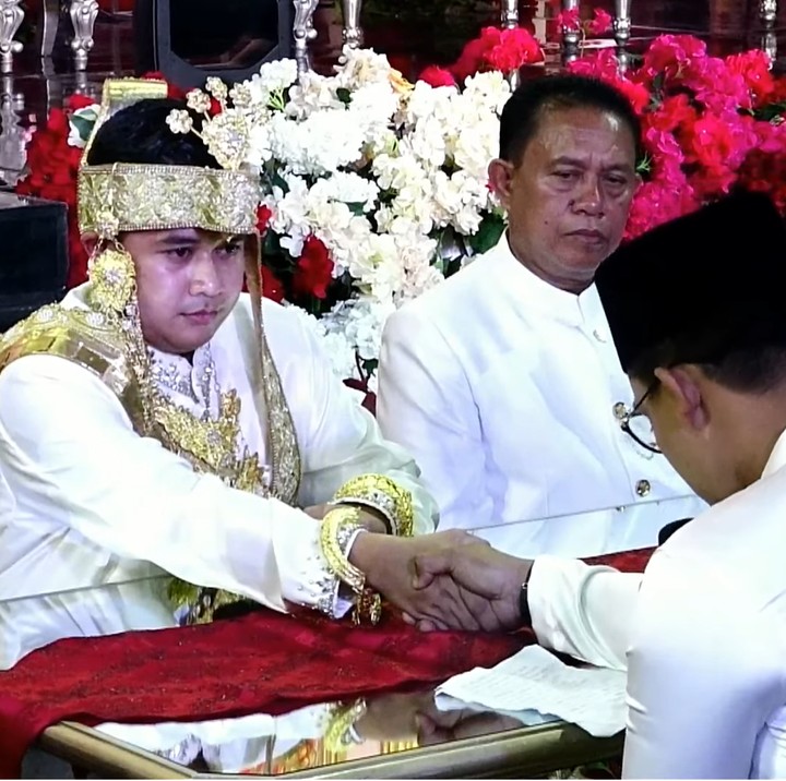 <p>Abdul Azis kemudian melakukan prosesi ijab kabul bersama kakak Putri sebagai wali nikah. Ia menikahi Putri dengan mahar uang tunai sebesar Rp204 ribu. (Foto: YouTube Putri Isnari)</p>