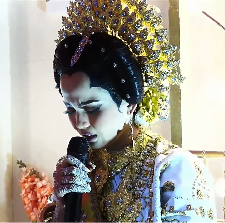 <p>Sebelum memulai prosesi akad nikah, Putri Isnari meminta restu terlebih dahulu kepada sang kakak tertua lantaran kedua orang tuanya sudah tiada. "Putri minta izin untuk kalian nikahkan Putri dengan Muhammad Abdul Azis, pria pilihan Putri. Dengan setulus hati Putri memohon kepada kakak, agar Putri menjadi keluarga yang sakinah, mawaddah, warahmah," tutur Putri dengan air mata berlinang. (Foto: YouTube Putri Isnari)</p>