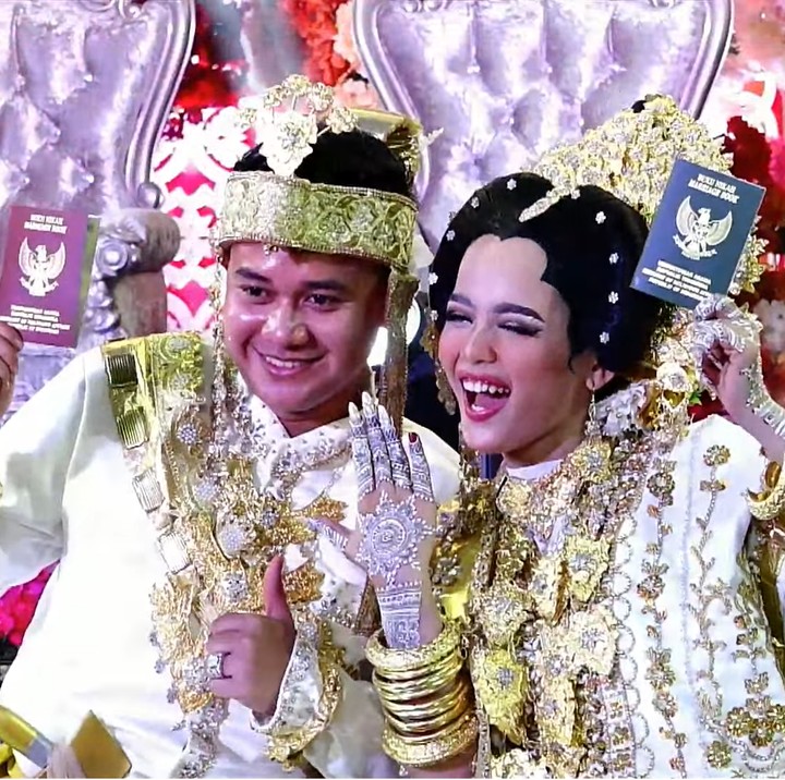 <p>Kini resmi menikah, Putri DA dan suami tampak sangat bahagia ketika memamerkan buku nikah dan cincin di tangan mereka. Kita doakan semoga mereka bahagia selalu ya, Bunda. (Foto: YouTube Putri Isnari)</p>