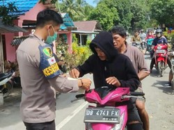 Kondisi Udara Buruk Pascaerupsi Gunung Ruang, Polisi Bagi Masker ke Warga