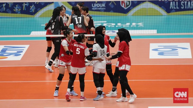 Deretan kejadian mengundang tawa penonton turut meramaikan pertandingan Red Sparks vs Indonesia All Star di Indonesia Arena, Jakarta, Sabtu (20/4).