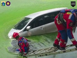 Sopir Hilang Kendali Saat Belok, Mobil Nyebur ke Danau Pondok Pinang Jaksel