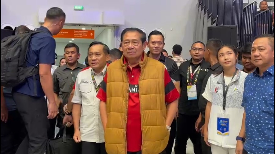 SBY nonton Megawati Red Sparks Vs Indonesia All Star