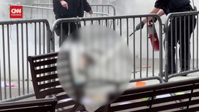 VIDEO: Pria Bakar Diri di Luar Sidang Trump, Polisi Cepat Selamatkan