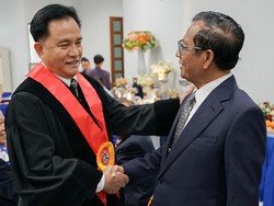 Yusril Unggah Foto Bareng Mahfud: Beda Posisi di MK, Persahabatan Tak Pudar