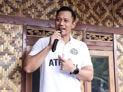 AHY Serahkan 55 Sertifikat Tanah ke Korban Gempa Cianjur 2022