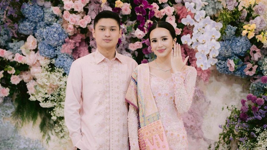 Beby Tsabina dilamar kekasih hati.