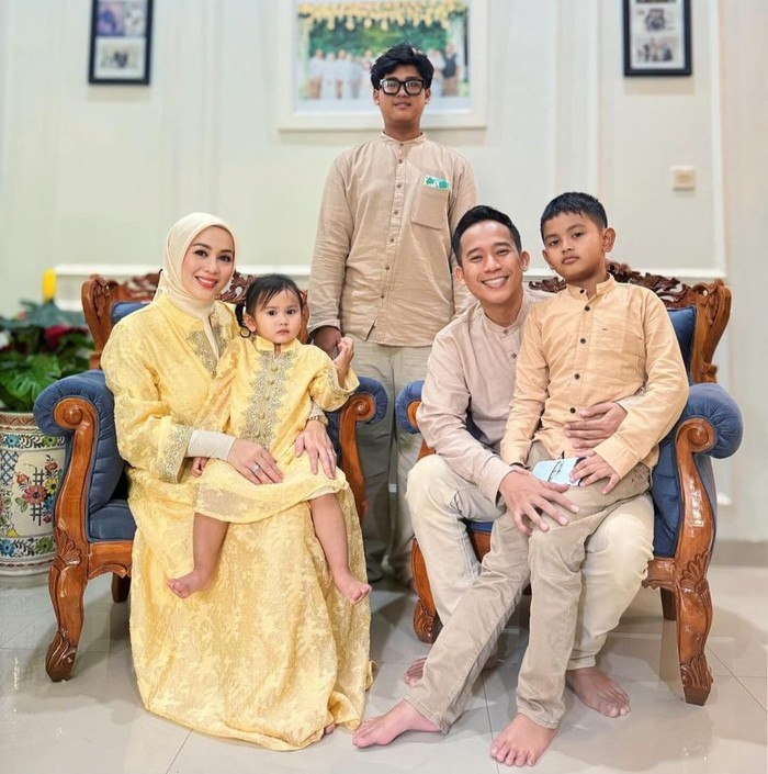 7 Selebritas Berhati Mulia yang Mengadopsi Anak