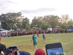 Jokowi Main Bola Bareng Anak-anak di Gorontalo, Cetak 1 Gol
