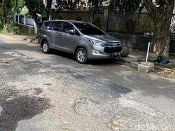 Jalan Ranggamalela Bandung Rusak Parah, Bikin Pengendara Tak Nyaman