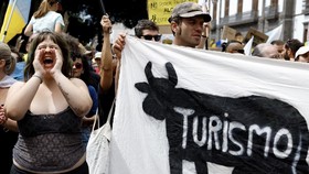 FOTO: Muak Warga Spanyol dengan Overtourism di Kepulauan Canary