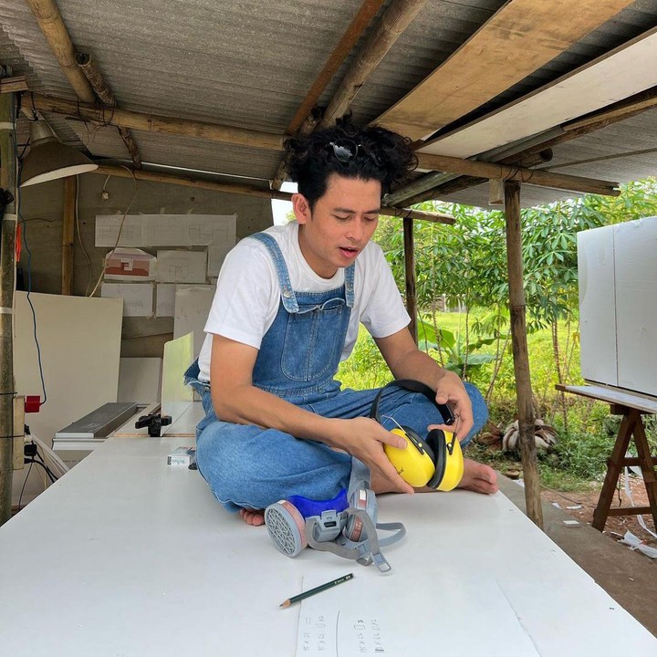 <p>Tidak hanya itu, Budi juga sering memperbaiki serta membuat berbagai macam hal di rumahnya ini. Ia bahkan kerap menyebut dirinya sebagai tukang, lho. (Foto: Instagram: @budid0remi)</p>