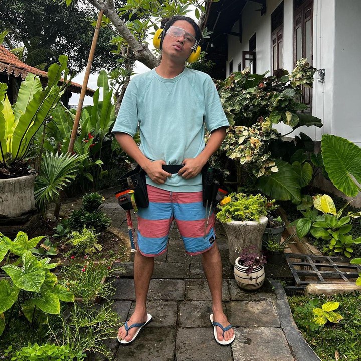 <p>Penyanyi ternama Budi Doremi memutuskan untuk memboyong istri dan kedua anaknya untuk pindah ke desa di daerah Banten, Bunda. Keputusan ini diambil sejak masa pandemi beberapa tahun lalu. (Foto: Instagram: @budid0remi)</p>