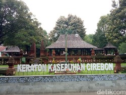 Turis Asing Pelesiran ke Keraton Kasepuhan Cirebon saat Iduladha