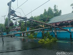 Detik-detik Mobil Nyaris Tertimpa Tiang Listrik Roboh di Selayar