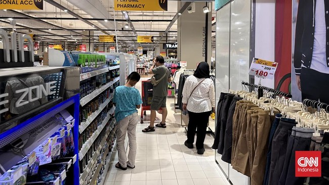 Berbagai macam jenis pakaian pria seperti kemeja flanel, polos, sampai kaus didiskon hingga 50% + 20% di Transmart Full Day Sale hari ini, Minggu (16/2).
