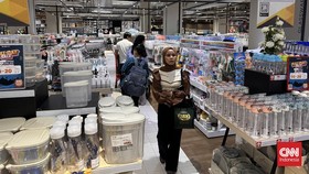 Ibu-ibu Borong Peralatan Dapur dan Pakaian di Transmart Full Day Sale