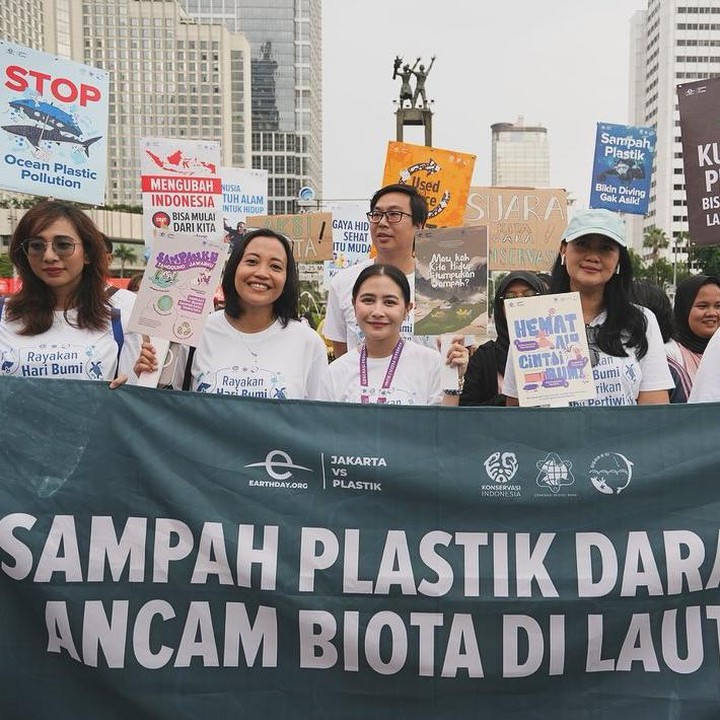 <p>Prilly Latuconsina bersama teman-temannya merayakan Hari Kartini dengan berkampanye untuk menyelamatkan Bumi dan Ibu Pertiwi, Bunda. Prilly menyebut dirinya sebagai Kartini Muda yang ingin mengajak orang-orang lebih menyayangi Bumi. "Sebagai Kartini muda Indonesia, aku <em>@prillylatuconsina96</em> dan banyak teman teman lain dari <em>@konservasi_ind @generasipedulibumi @sigmab_ui</em> ingin ajak semua untuk lebih peduli lagi sama Bumi dan Ibu Pertiwi kita," tulis keterangan dalam sebuah unggahan bersama Prilly. (Foto: Instagram: @prillylatuconsina96//@meizaniiii)</p>